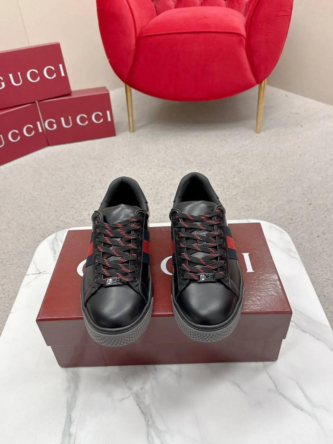 Factory price: 460💰Gucci Gucci's latest ACE series casual sports shoes, the same style as all the stars, classic brown canvas + leather stitching, the red and green stripes on the side are very recognizable. Perfect shoe last, perfect for daily casual wear, super beautiful and comfortable on the feet, a must-have for fashionistas 💯 ☑️Material: Original customized imported first-layer cowhide ☑️Inner lining: Customized imported cowhide ☑️Outsole: Original molded non-slip TPU sole ☑️Sole thickness: 2.5cm ☑️Size: Men's 38-44, customized 45